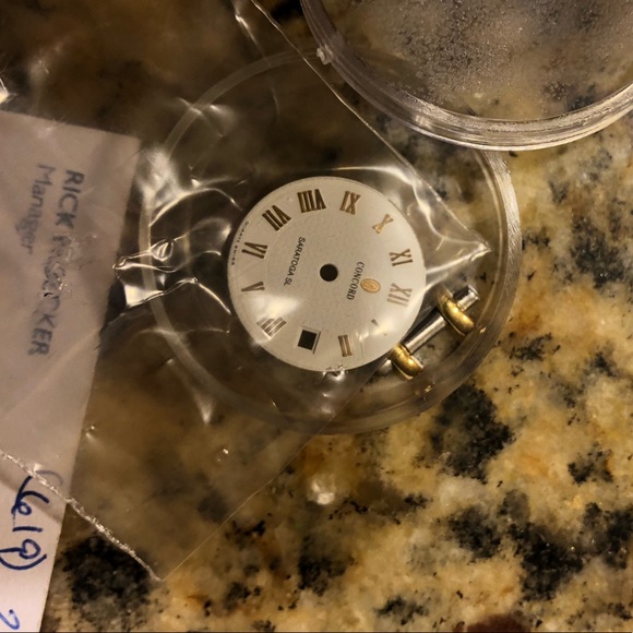 Authentic CONCORD SARATOGA DIAMOND 18kt GOLD WATCH - Picture 6 of 8